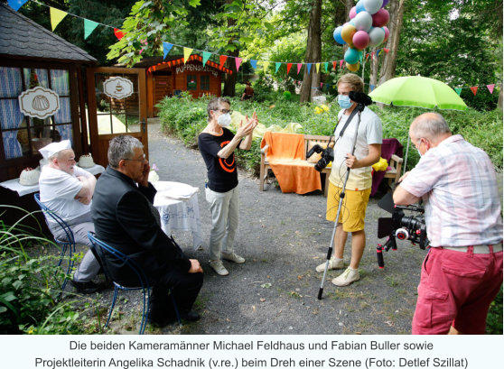 Die beiden Kameramnner Michael Feldhaus und Fabian Buller sowie  Projektleiterin Angelika Schadnik (v.re.) beim Dreh einer Szene (Foto: Detlef Szillat)